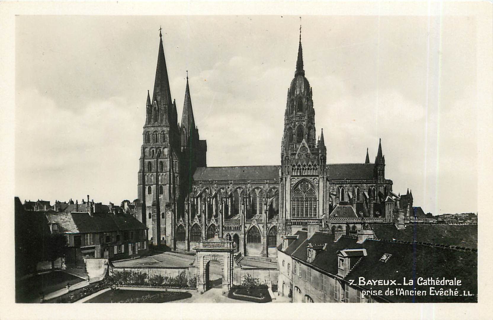 Bayeux — La Cathédrale prise de l'Ancien Evêché — LL