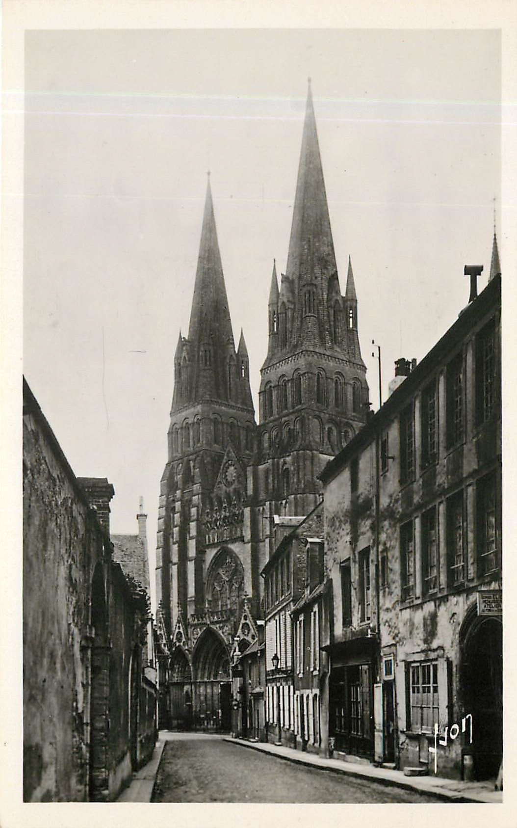 CPA Bayeux Calvados Rue des Chanoines 