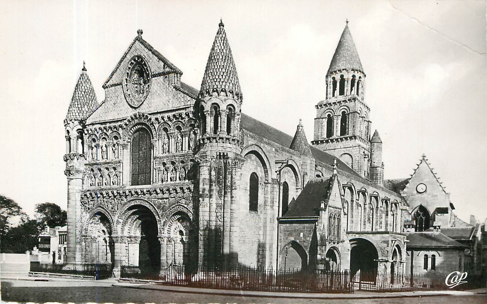 CPA Poitiers Eglise Notre Dame la Grande Facades Ouest et Sud 