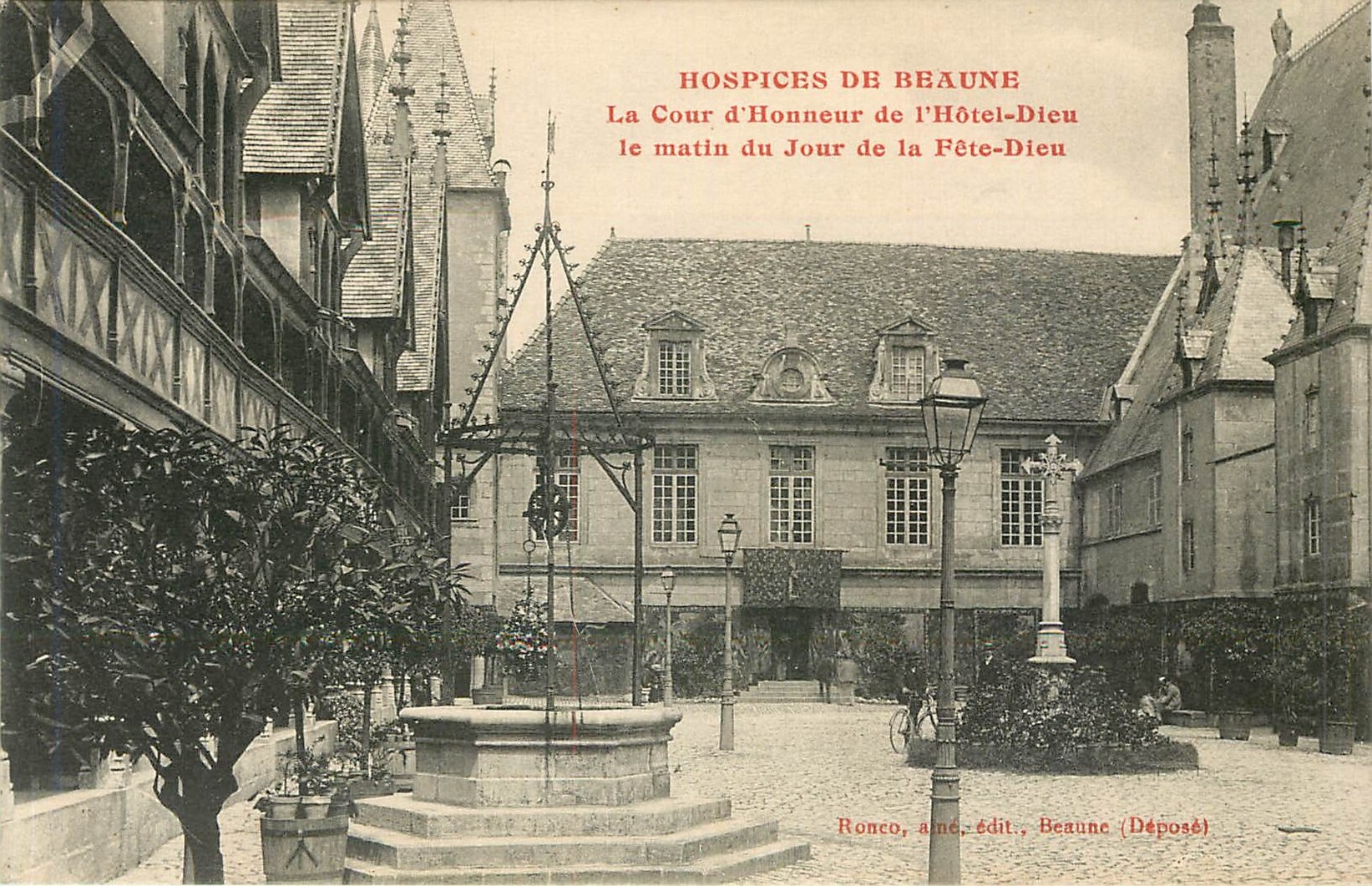 CPA Hospices de Beaune La Cour d'Honneur de l'Hotel Dieu le matin du Jour de la Fete Dieu 