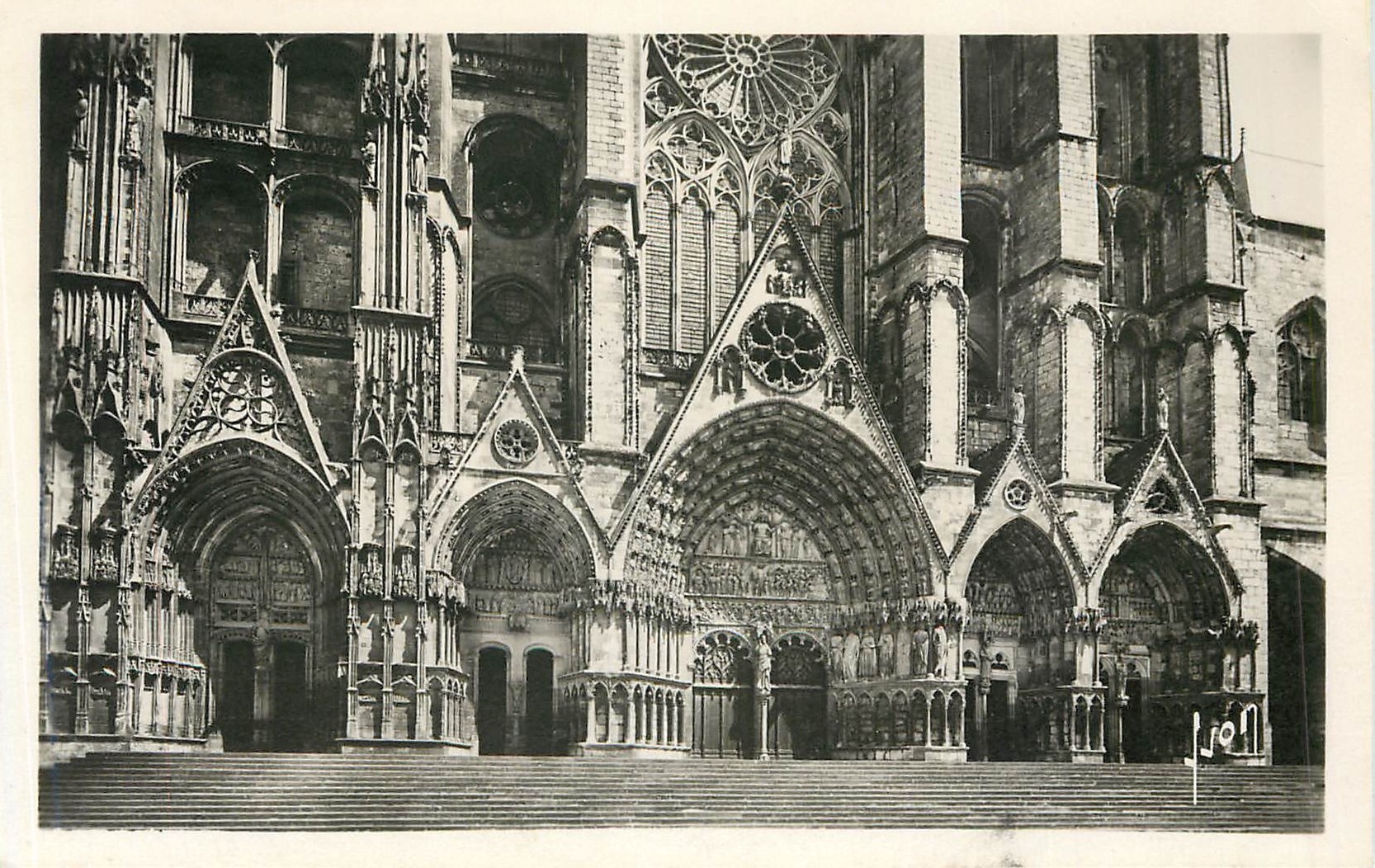 CPA Bourges Cher La Cathedrale Les 5 portails de la facade 