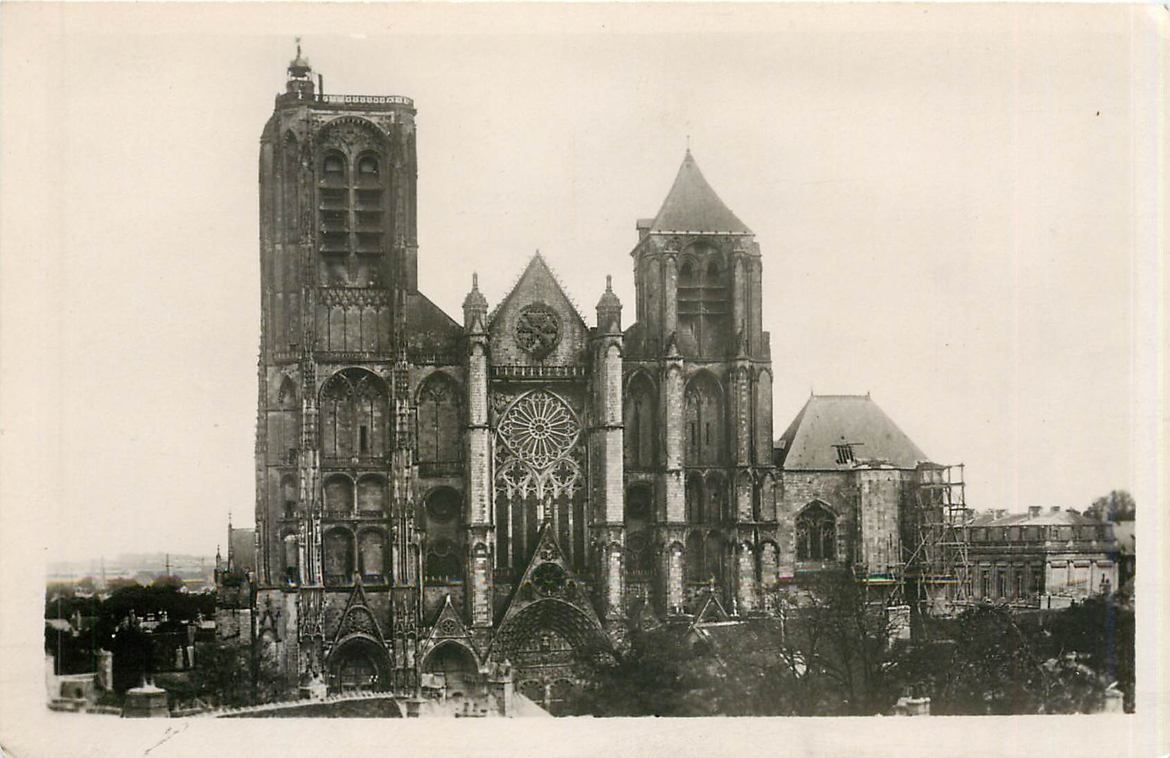 CPA Bourges Facade de la Cathedrale vue de l'Hotel des Postes 