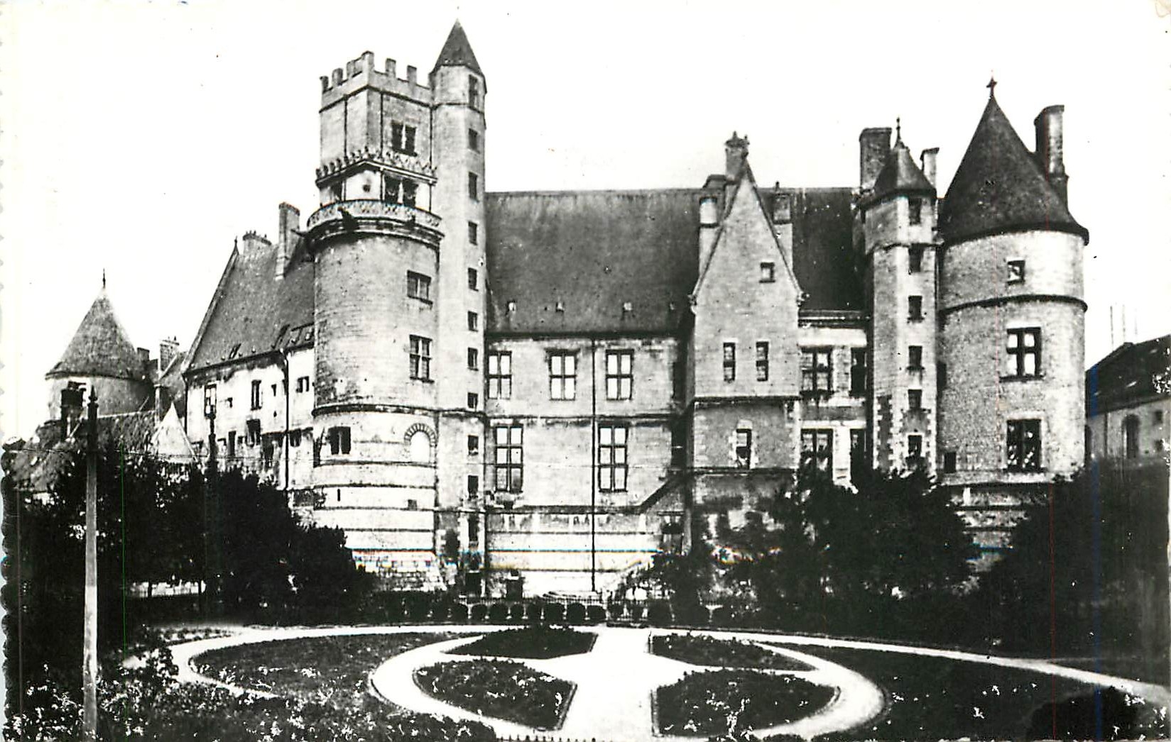 CPA Bourges Cher Palais Jacques Coeur Vue prise de la Place du Berry 