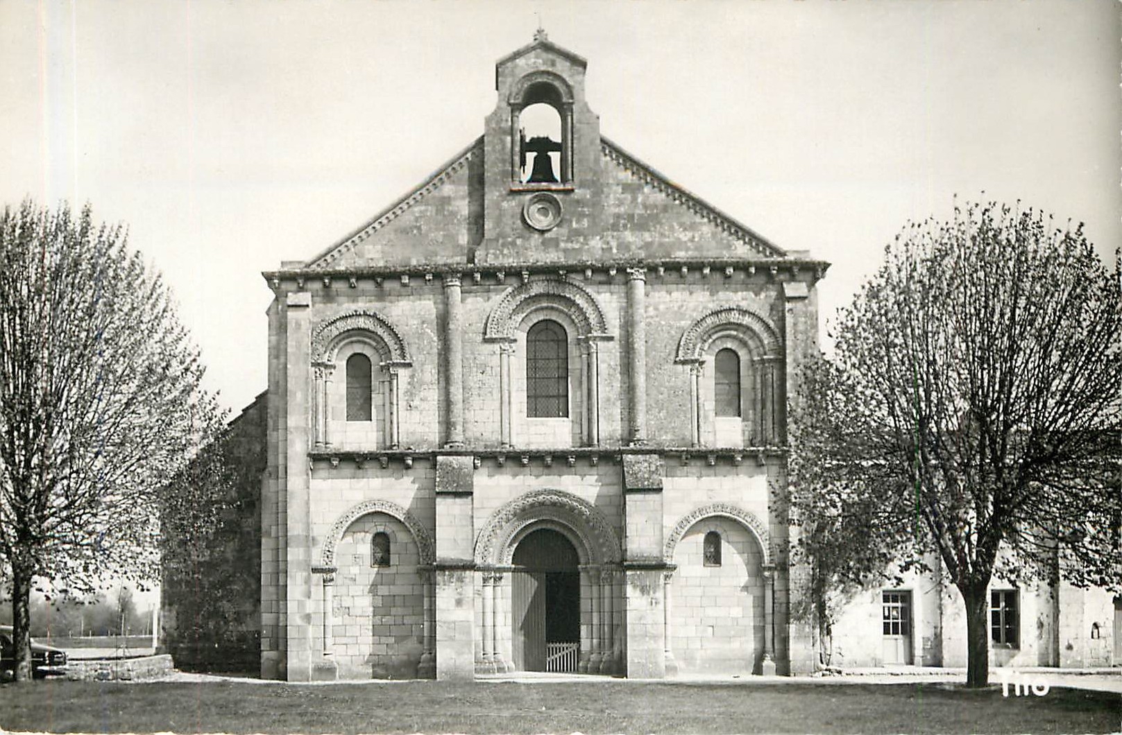 CPM Sainte Gemme Facade de l'Eglise Romane construite au XII 