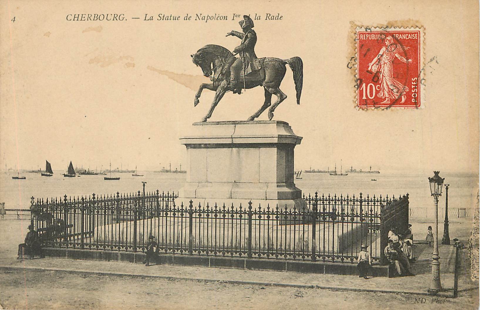 CPA Cherboug La Statue de Napoleon 1er et la Rade 