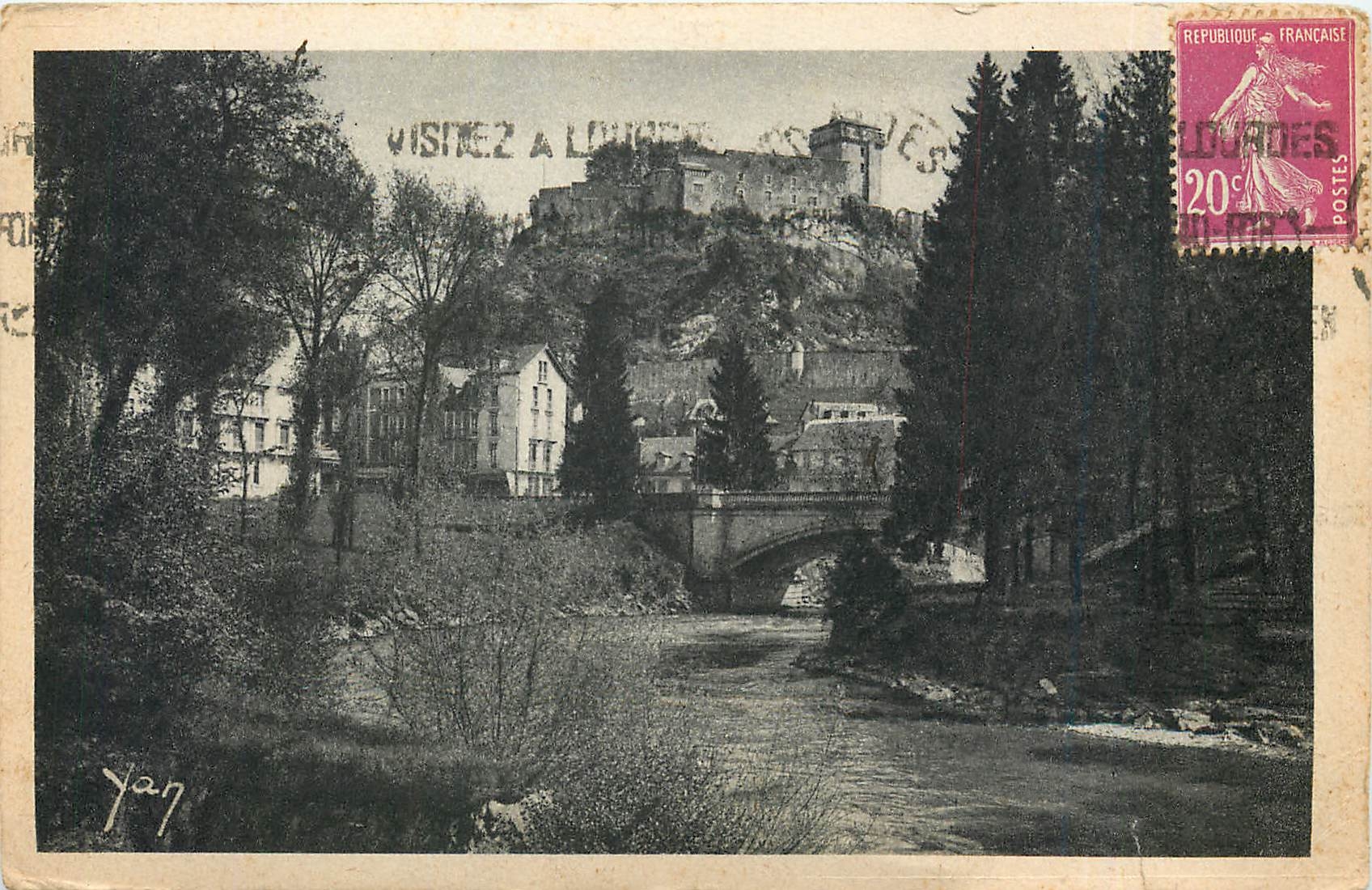 CPA Lourdes Le Chateau Fort et le Gave 