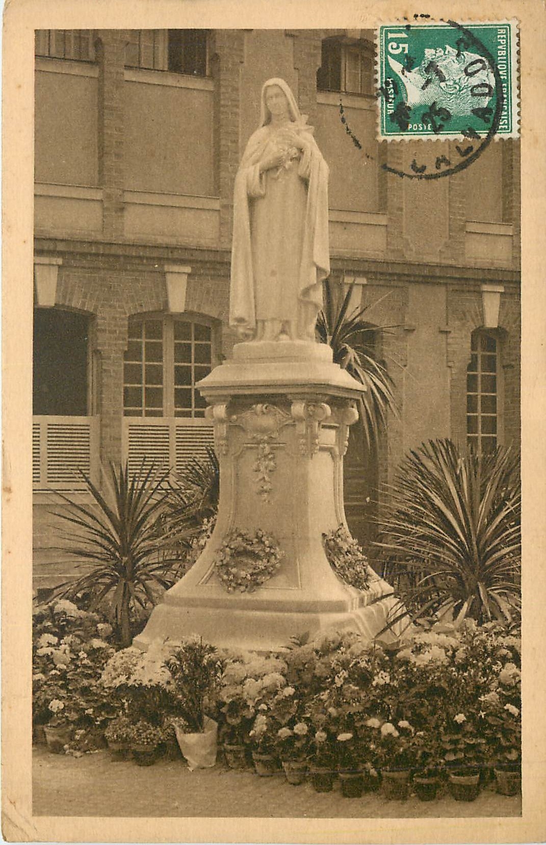 CPA La Statue de Sainte Therese de l'Enfant Jesus dans la cour d'entree du Carmel de Lisieux 