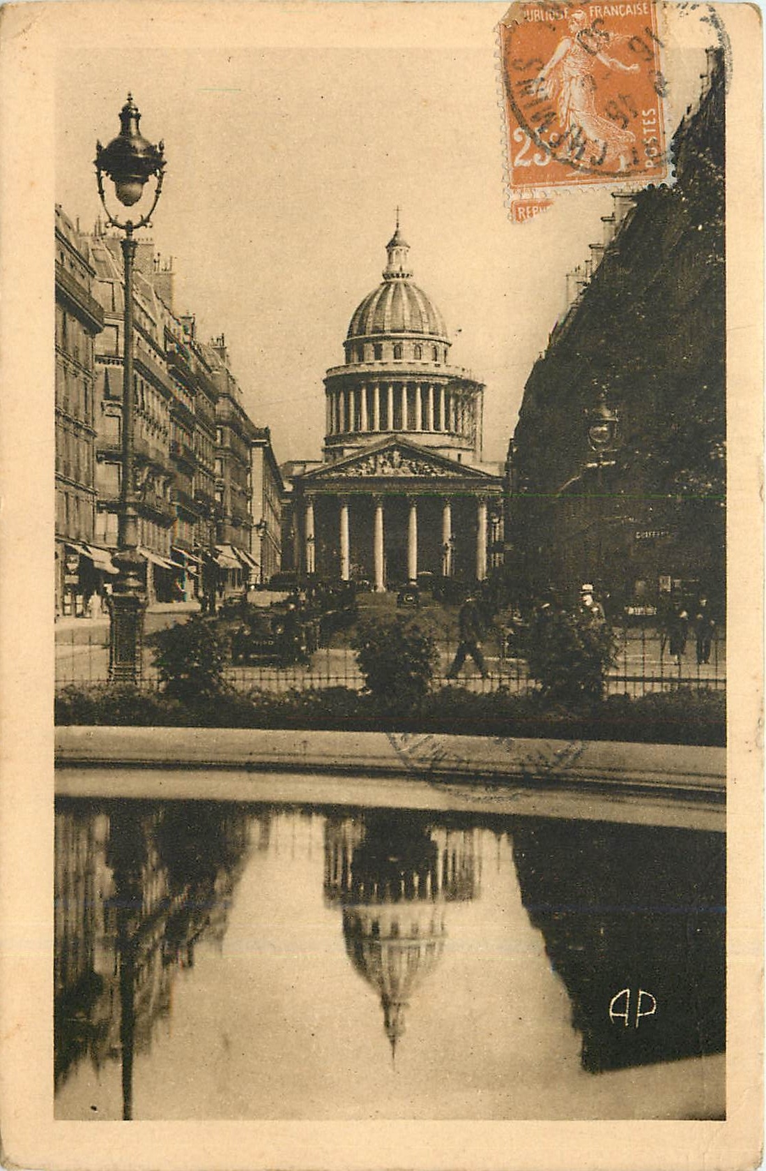 CPA Paris Le Pantheon et la rue Soufflot Pantheon sud Soufflet Street 
