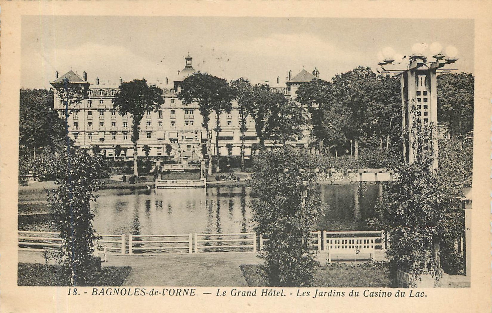CPA Bagnoles de l'Orne Le Grand Hotel Les Jardins du Casino du Lac 