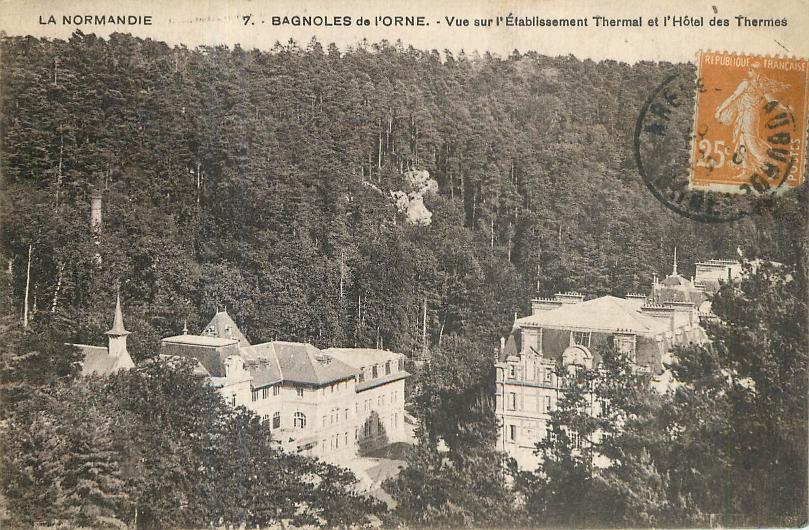 CPA Bagnoles de l'Orne Vue sur l'Etablissement Thermal et l'Hotel des Thermes 