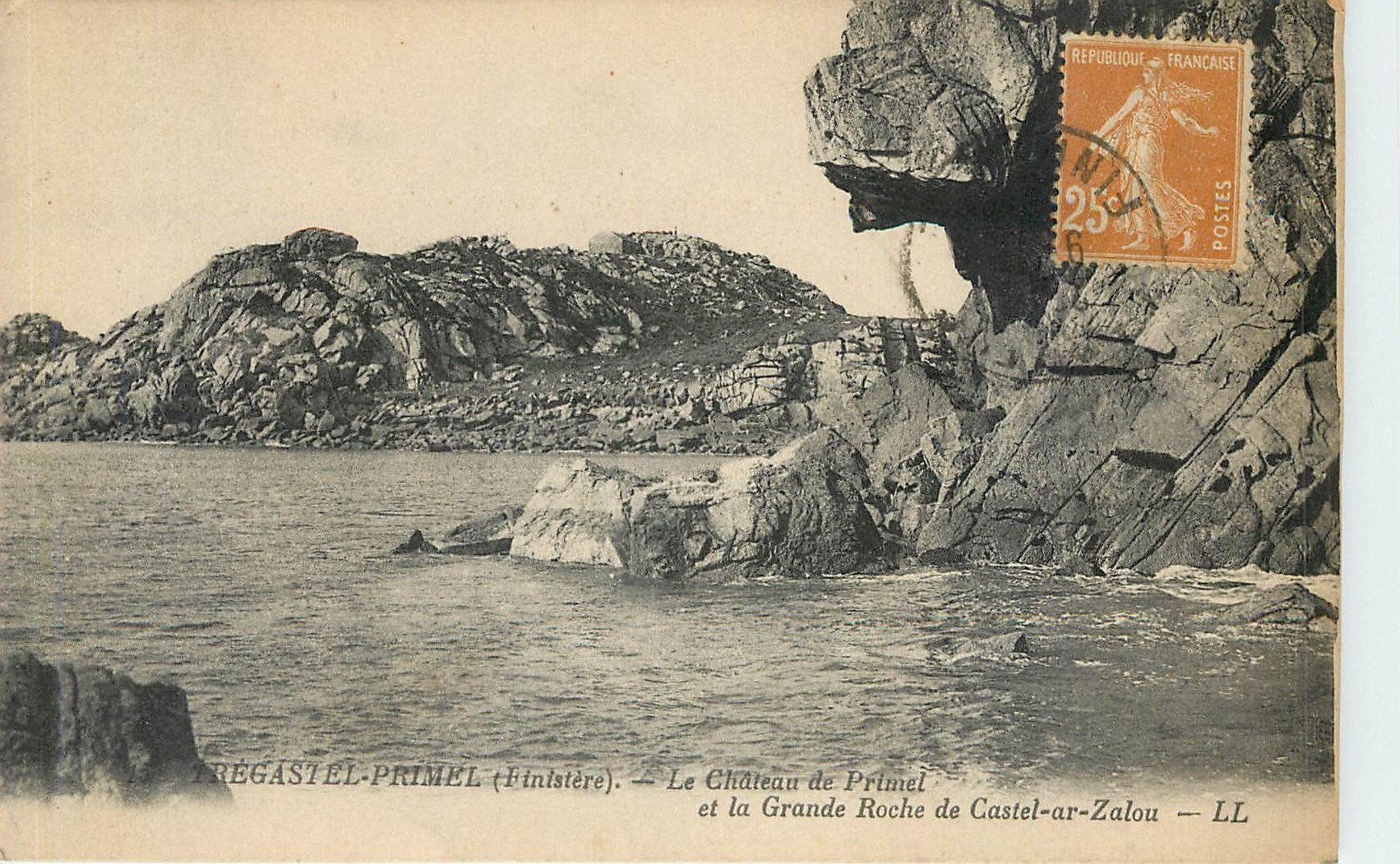 CPA Fregastel Primel Finistere Le Chateau de Primel et la Grande Roche de Castel ar Zalou 