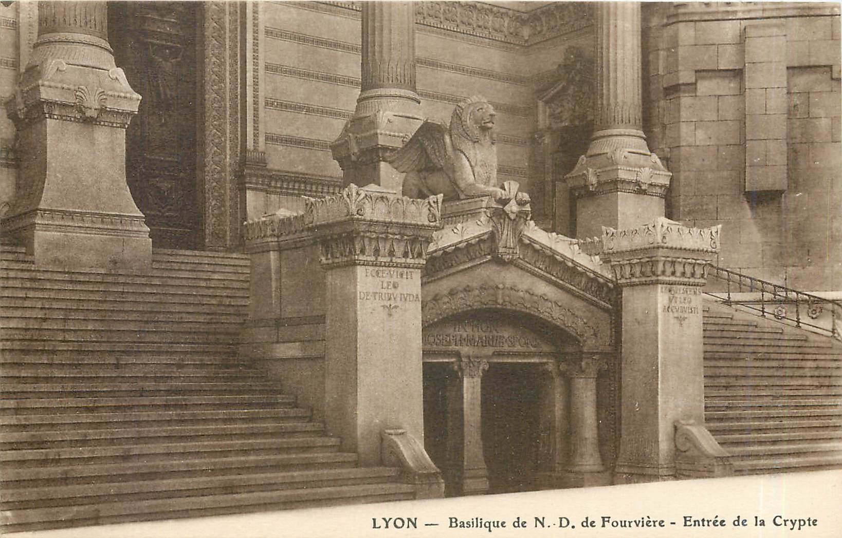 CPA Lyon Basilique de ND de Fourviere Entree de la Crypte Lion