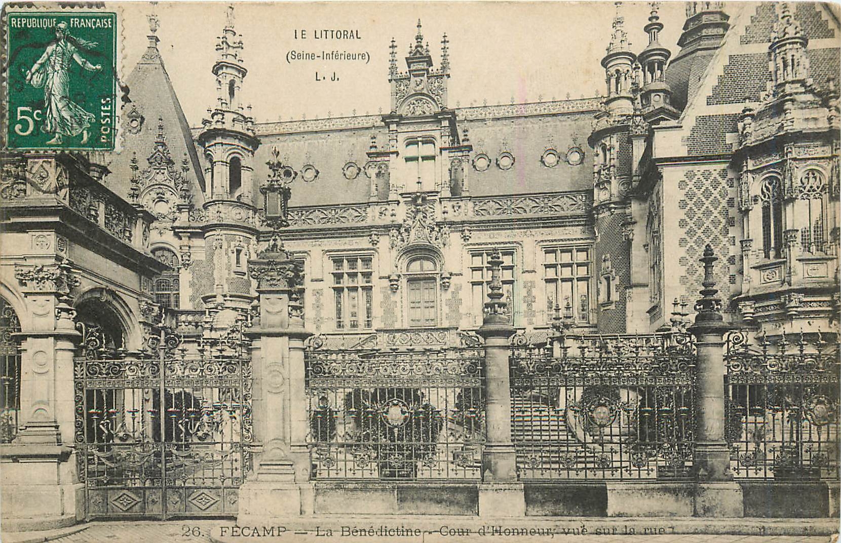 CPA Fecamp La Benedictine Cour d'Honneur vue sur la rue 