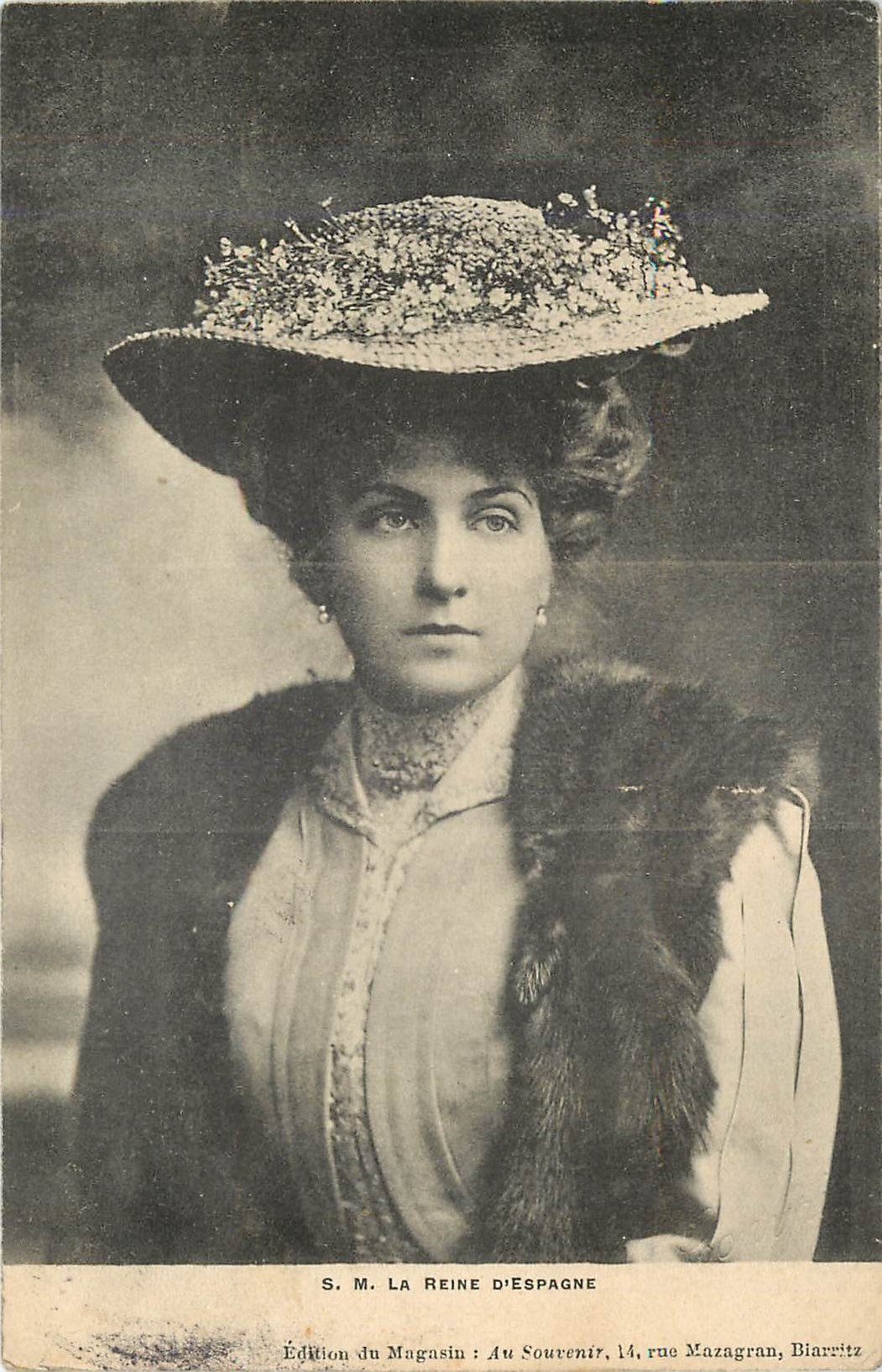 S.M. La Reine d'Espagne — portrait en buste — Édition du Magasin : Au Souvenir, 14 rue Mazagran, Biarritz