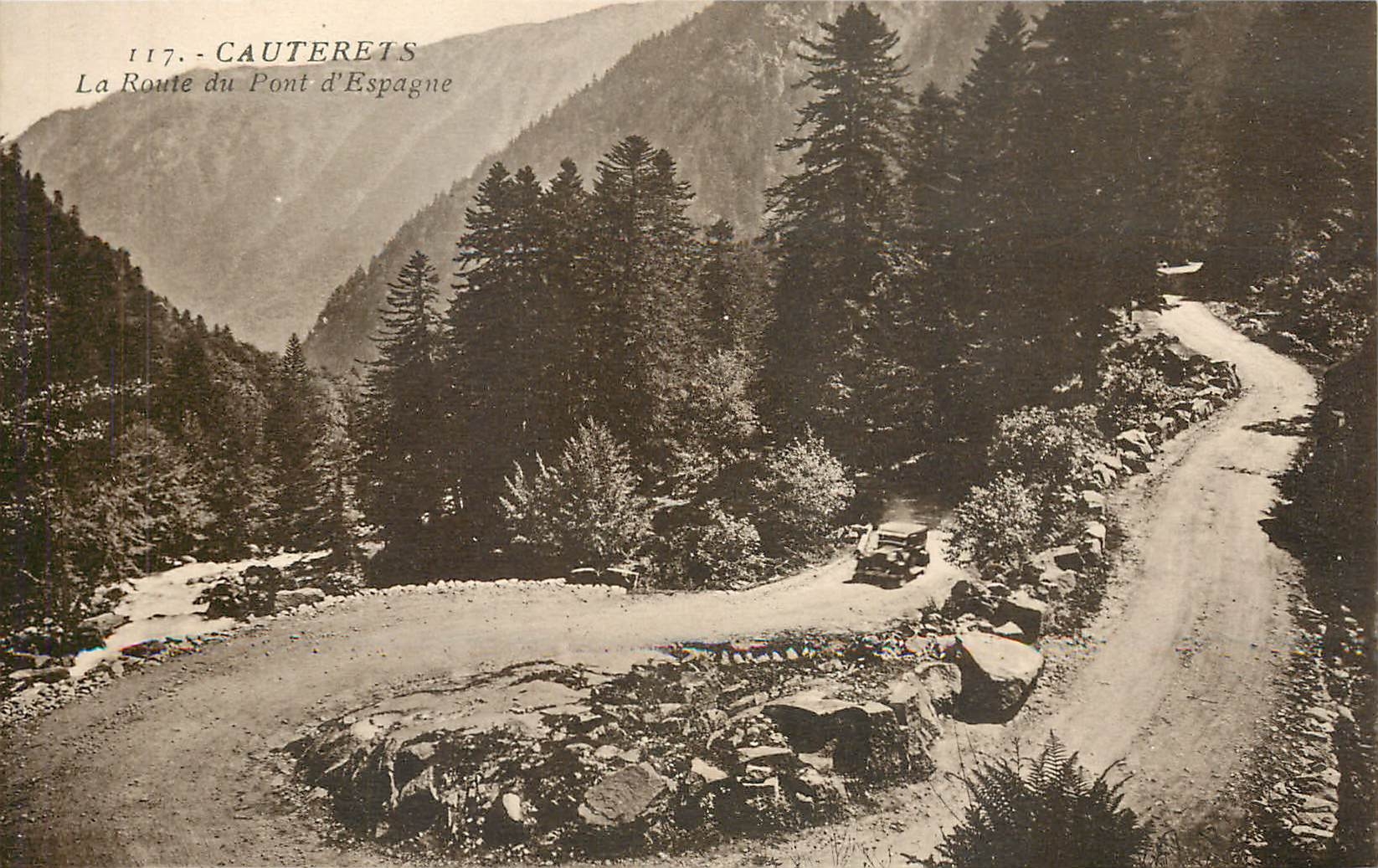 CPA Cauterets La Route du Pont d'Espagne 