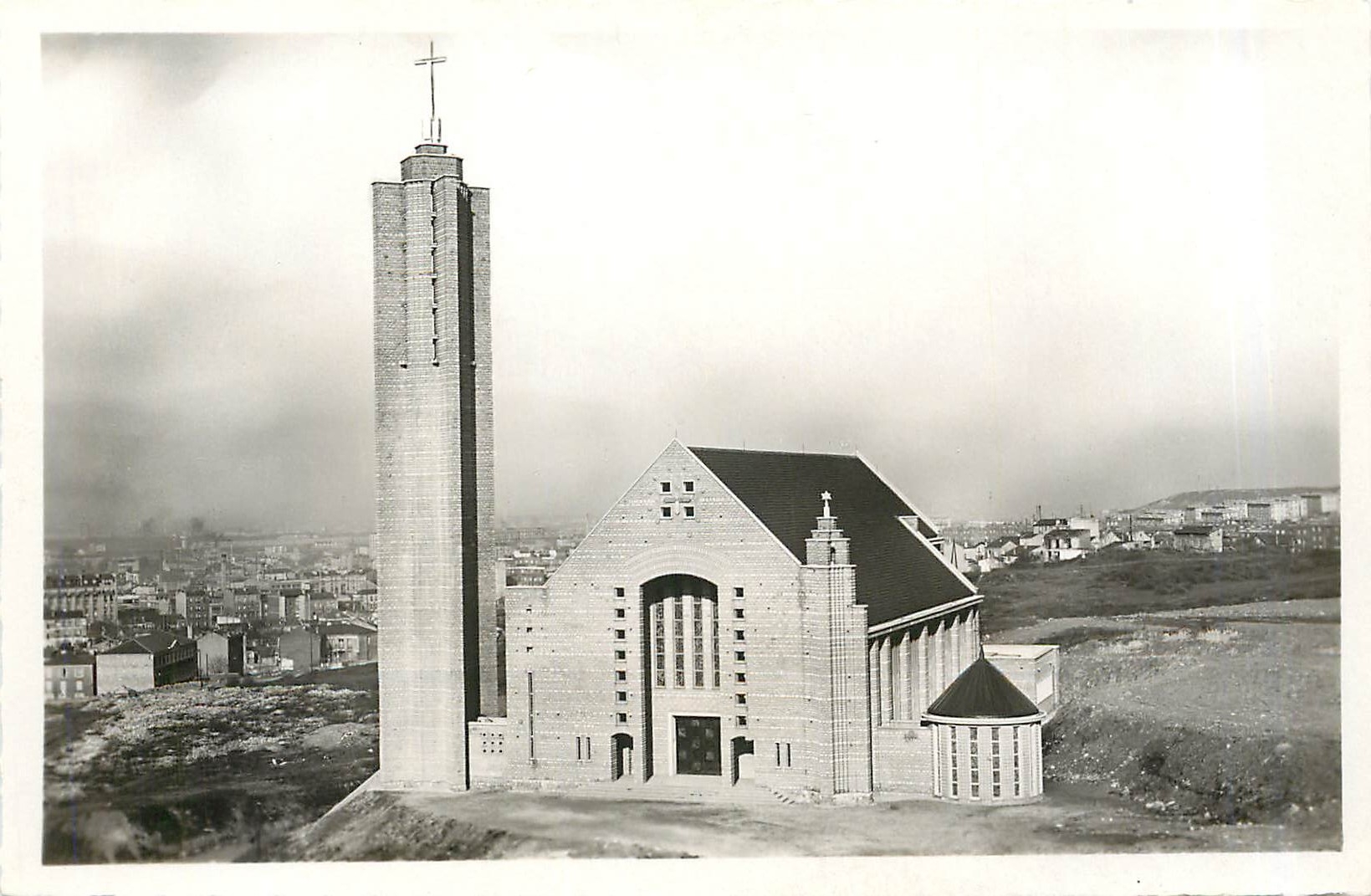 CPA Paroisse Marie Mediatrice Eglise Votive de la Liberation de Paris 