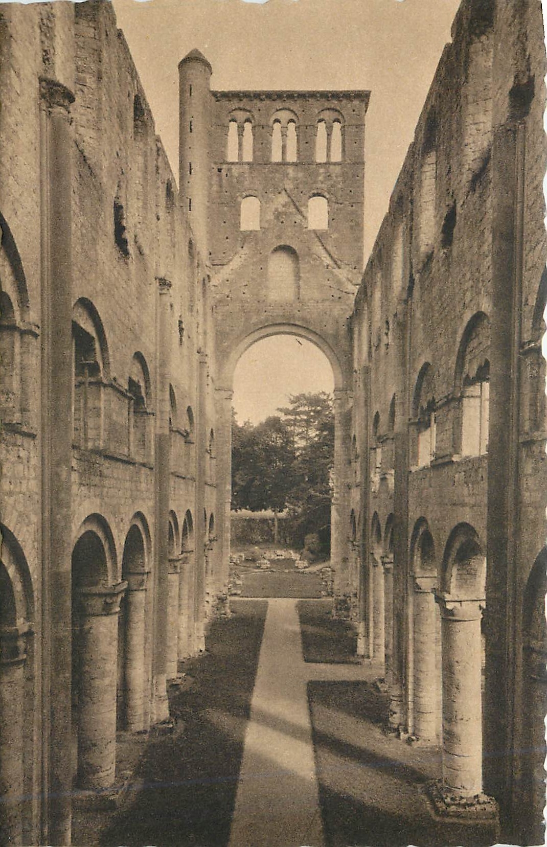 CPA Abbaye de Jumieges Les Ruines Eglise Notre Dame La Nef Vue prise de l'entree 