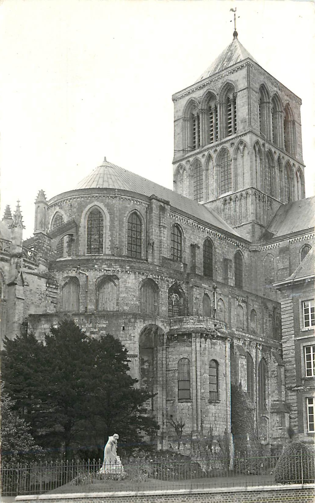 CPA Fecamp Seine Maritime Abbatiale de la Sainte Trinite 