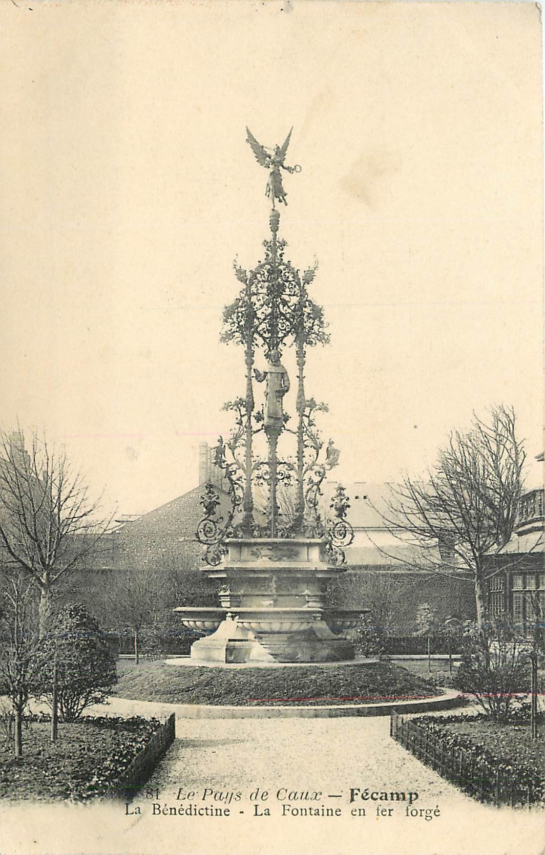 CPA Le Pays de Caux Fecamp La Benedictine La Fontaine en fer forge 