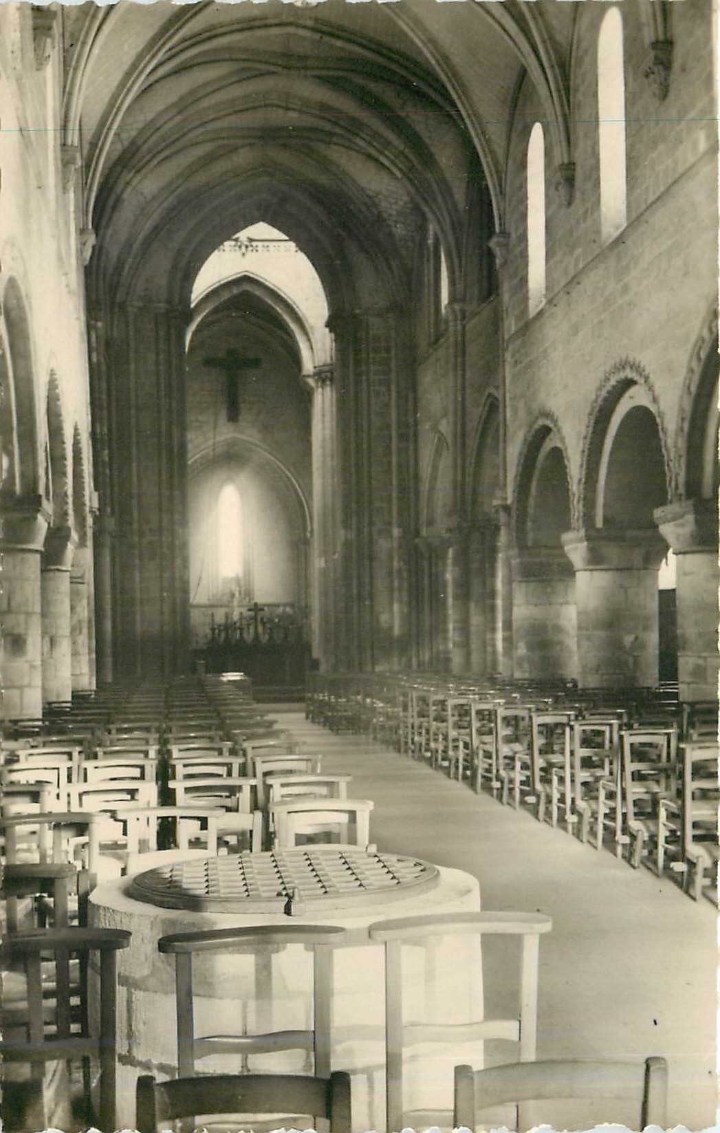CPA Etretat S Inf Interieur de l'Eglise et le Puits 