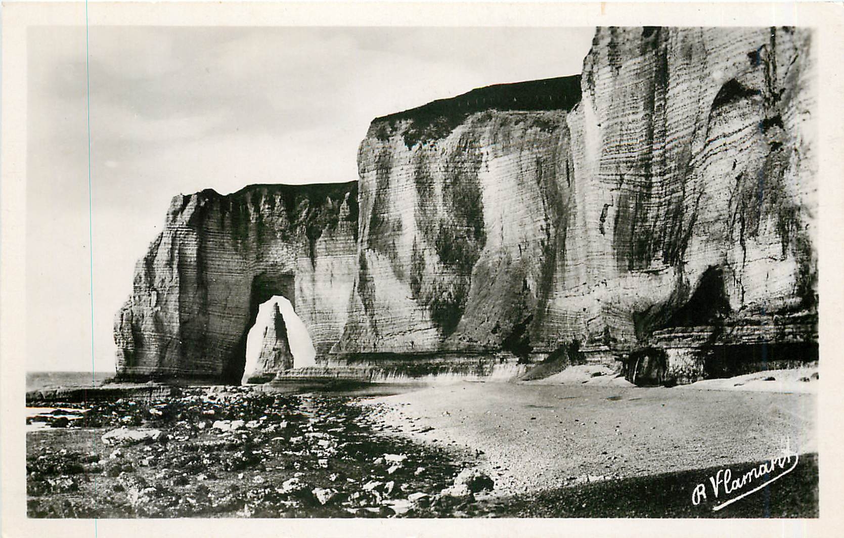 CPA Etretat L'Aiguille a travers le Manneporte 