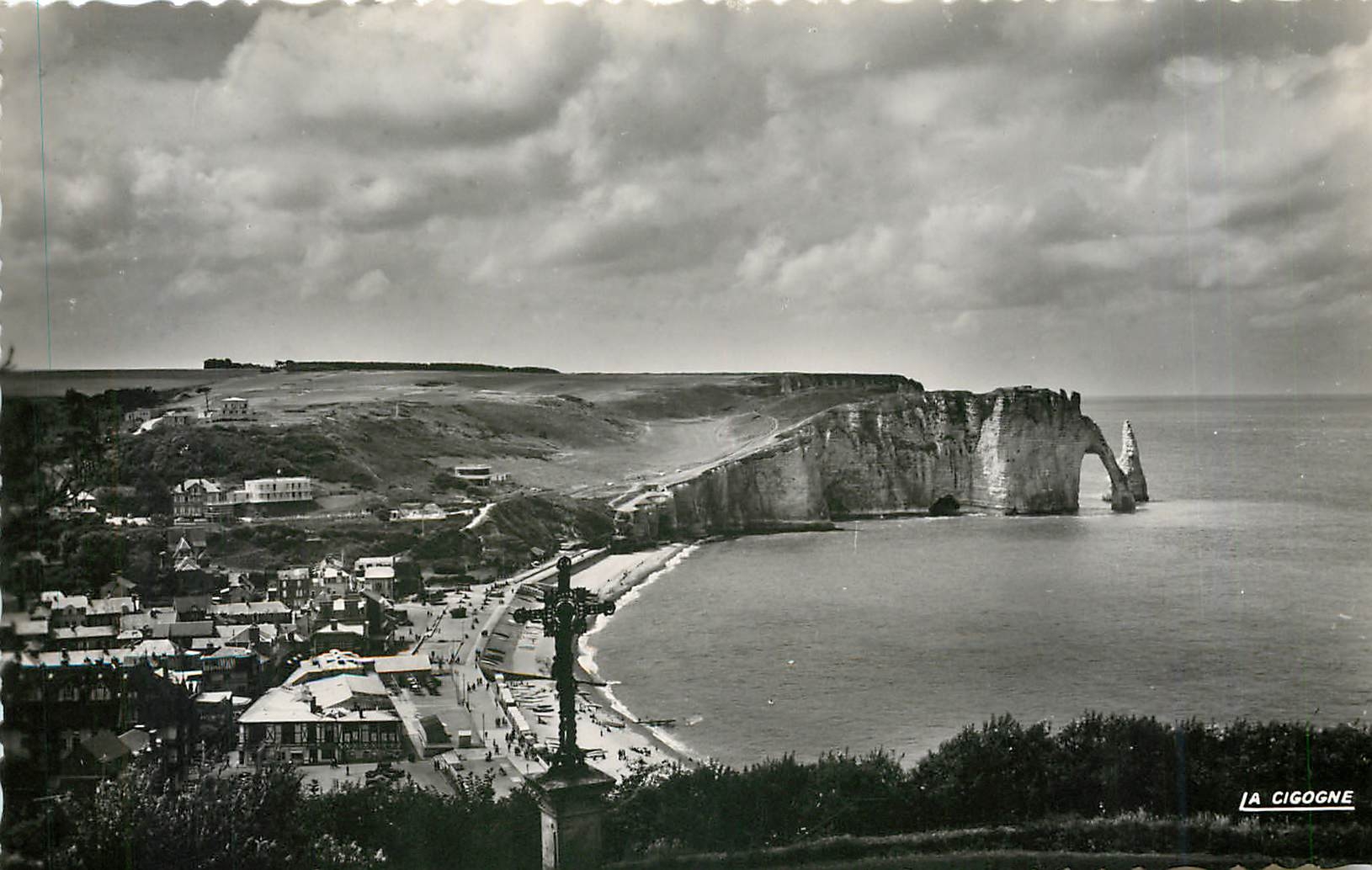 CPA Etretat Seine Inferieure Le Calvaire et vue generale 
