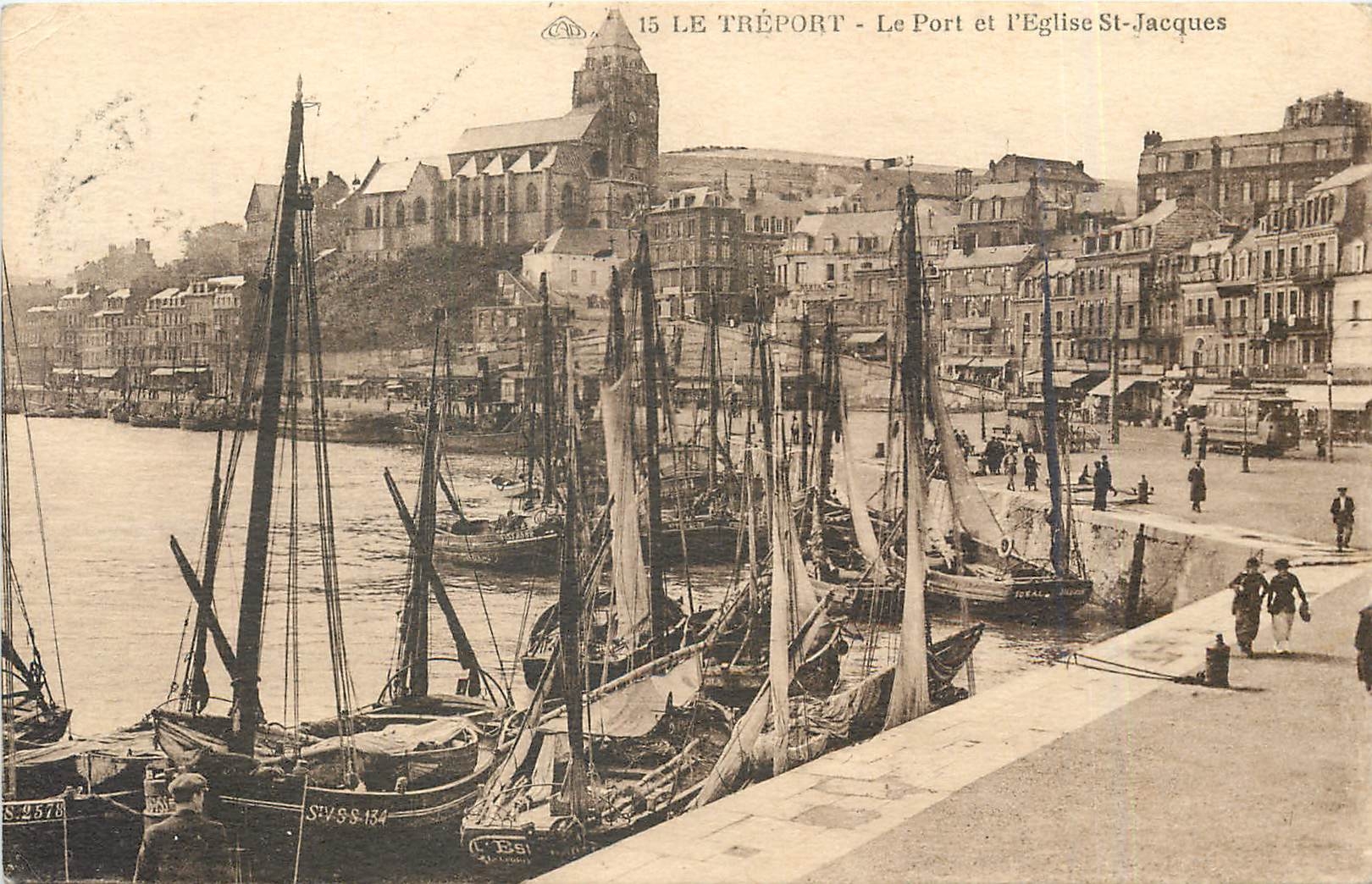 CPA Le Treport Le Port et l'Eglise St Jacques Bateaux