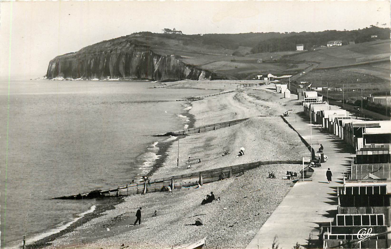 CPM STE-MARGUERITE-SUR-MER (S-Mme)-les falaises vues de Quiberville et la Plage