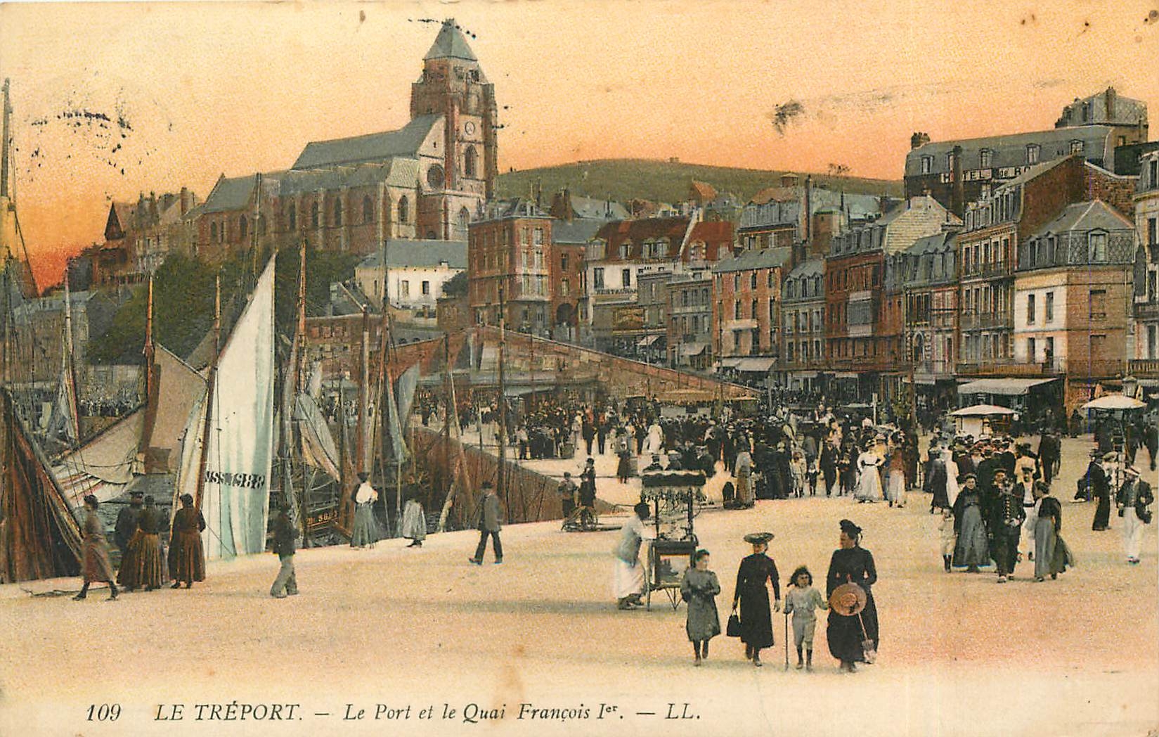 CPA LE TREPORT-Les Villas sur l'esplanade.le prt et le quai francois 1er Bateaux