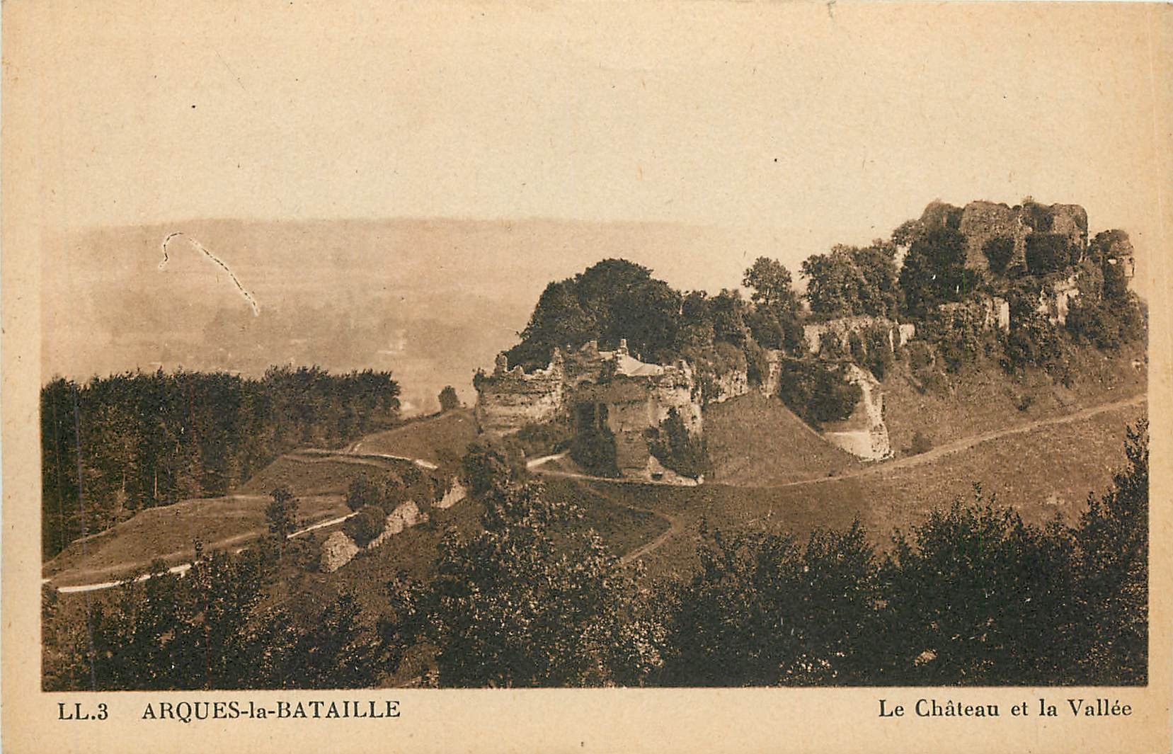 CPA ARQUES-LA-BATAILLE Le château et la vallee
