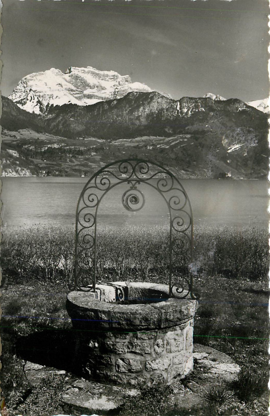 Lac d'Annecy — Antiquitäten, Gespräch zwischen dem alten Brunnen und der 'Net' Turm — G. ROSSAT-CHASSEUR (Annecy)