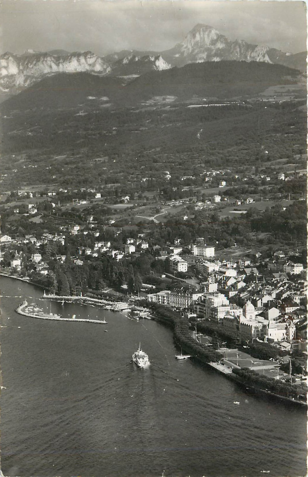CPM EVIAN LES BAINS(Haute Svoie)- vue aerienne  Le Port   la ville et la dent d'orche (2225)