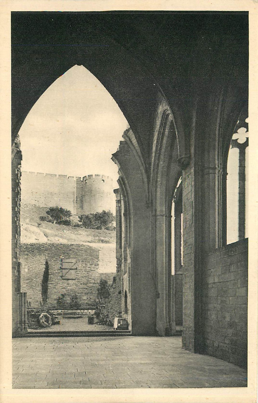 CPA VILLENEUVE LES AVIGNON ( GARD)