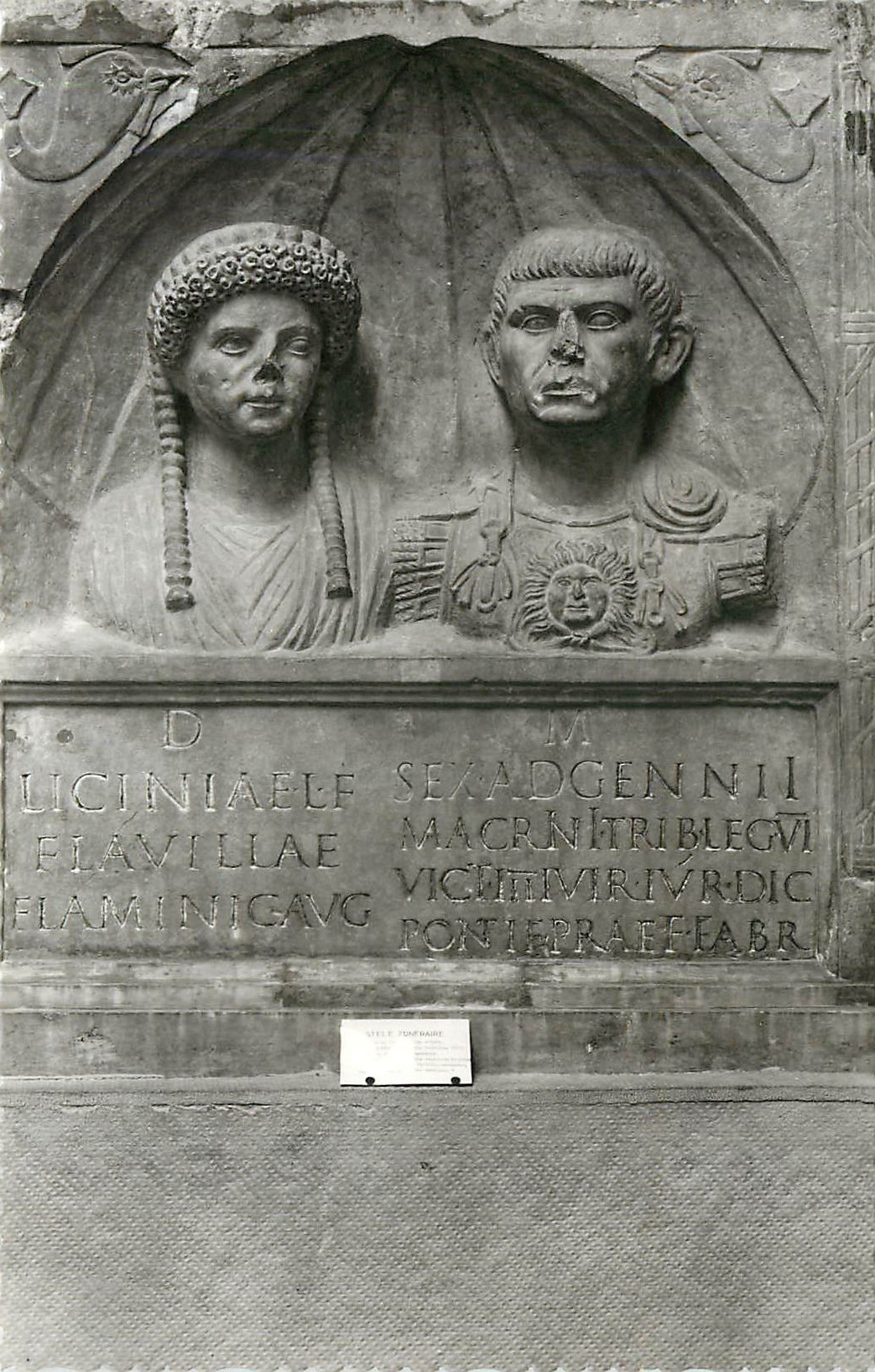 Nîmes (Gard) — Musée de la Maison Carrée — Stèle funéraire Ier ou IIe siècle — Éditions Rella