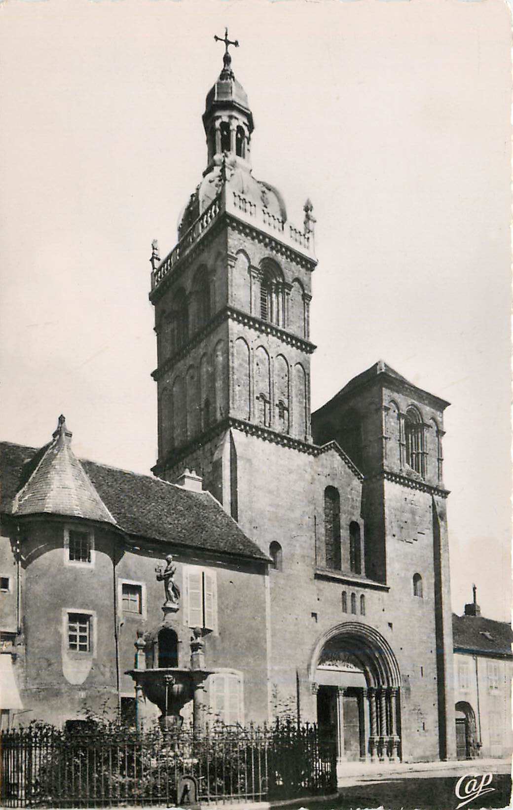 CPA SAULIEU L'Eglise Basilique St Andoche (XIIes)