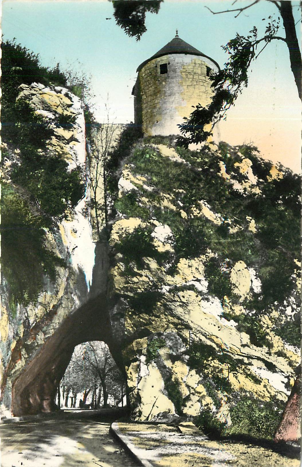 CPM Besancon -Les Bains ( Doubs)-La porte taillee