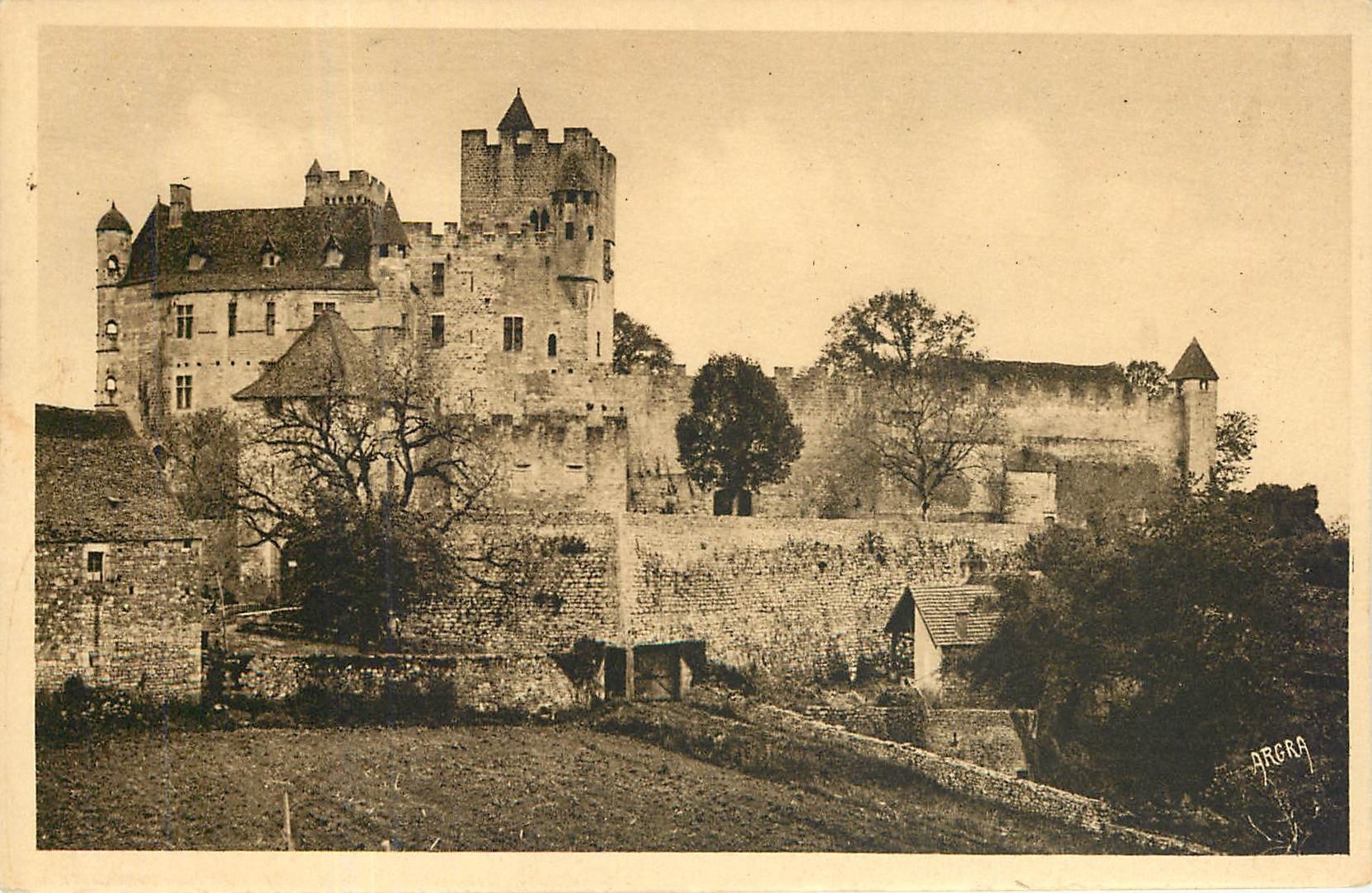 Château féodal de Beynac — Façade Nord - Vue de l'entrée — STÉ DES ARTS GRAVÉS TOULOUSE