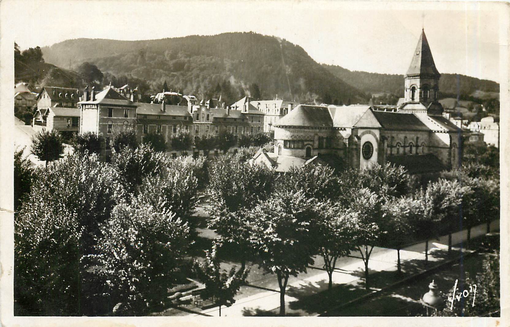CPA La BOURBOULE (P.D) ABSIDE DE L'Eglise et vue sur Charlannes