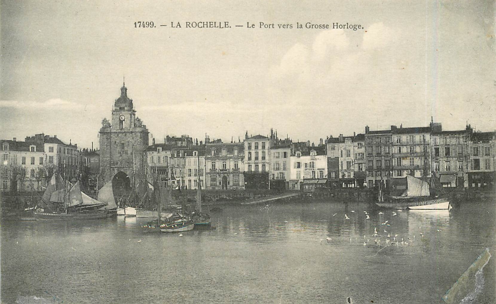 CPA LA ROCHELLE-Le port vers la Grosse Horloge Bateaux