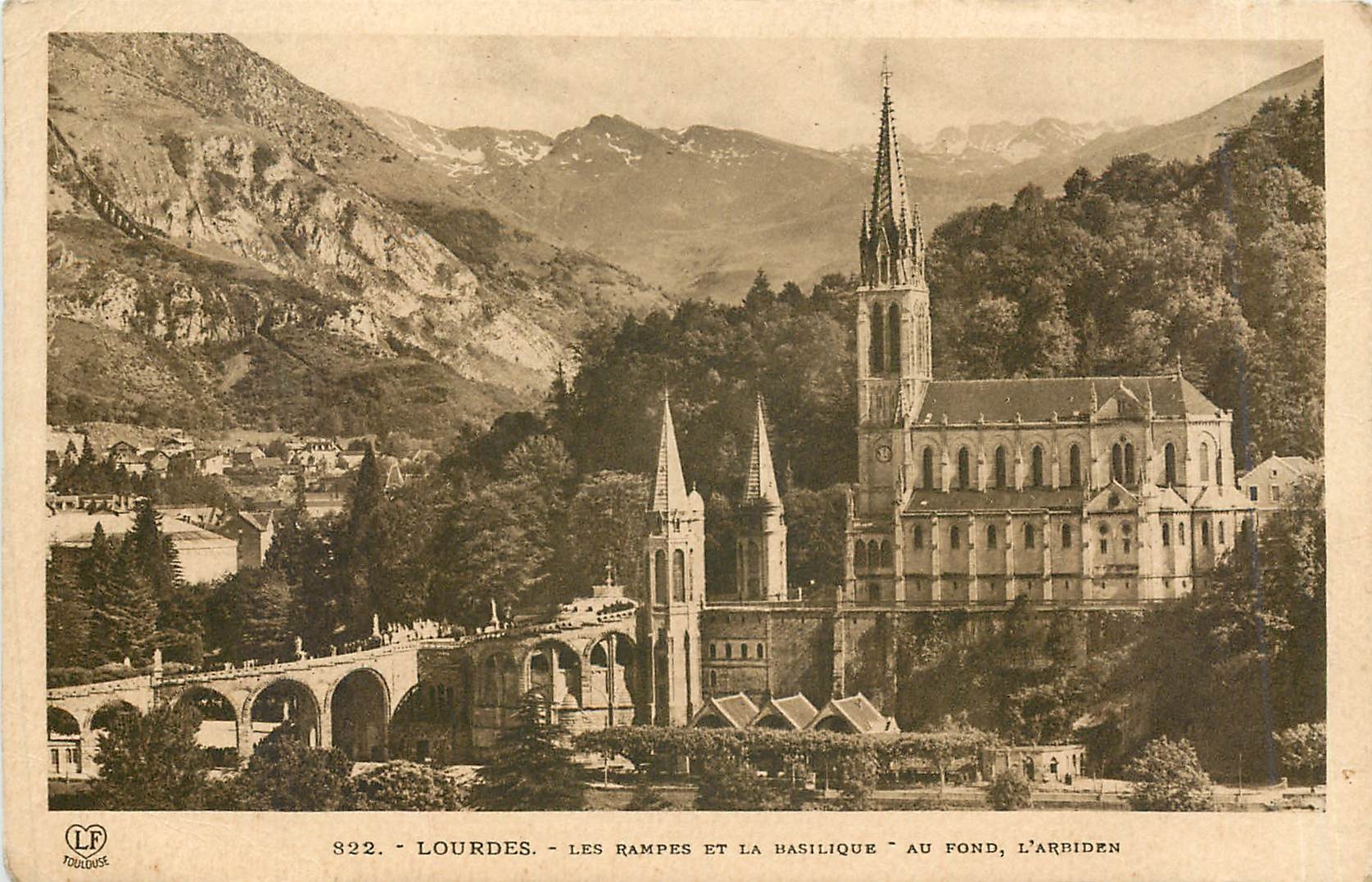 Lourdes - Les Rampes et la Basilique - Au fond, l'Arbiden