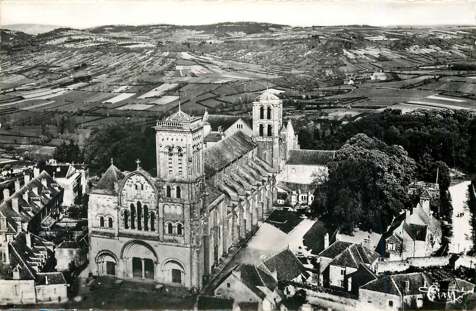 CPA VEZELAY(YONNE)-Vue aerinne de la Basilique