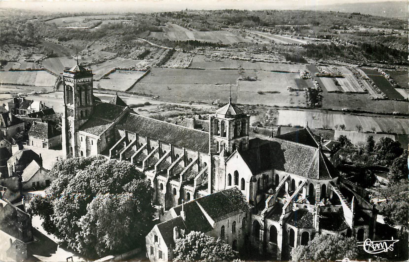 CPA VEZELAY(YONNE)-Vue aerinne de la Basilique