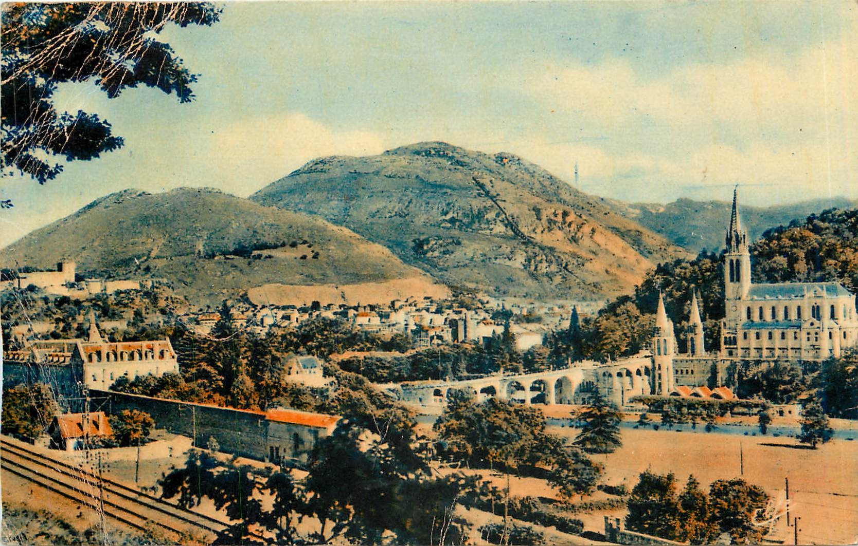 CPA LOURDES-La Basillique et le Pic