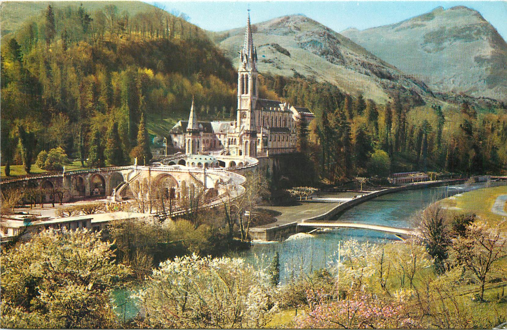 CPA LOURDES-La Basillique  le Gave et les nuveaux Ponts