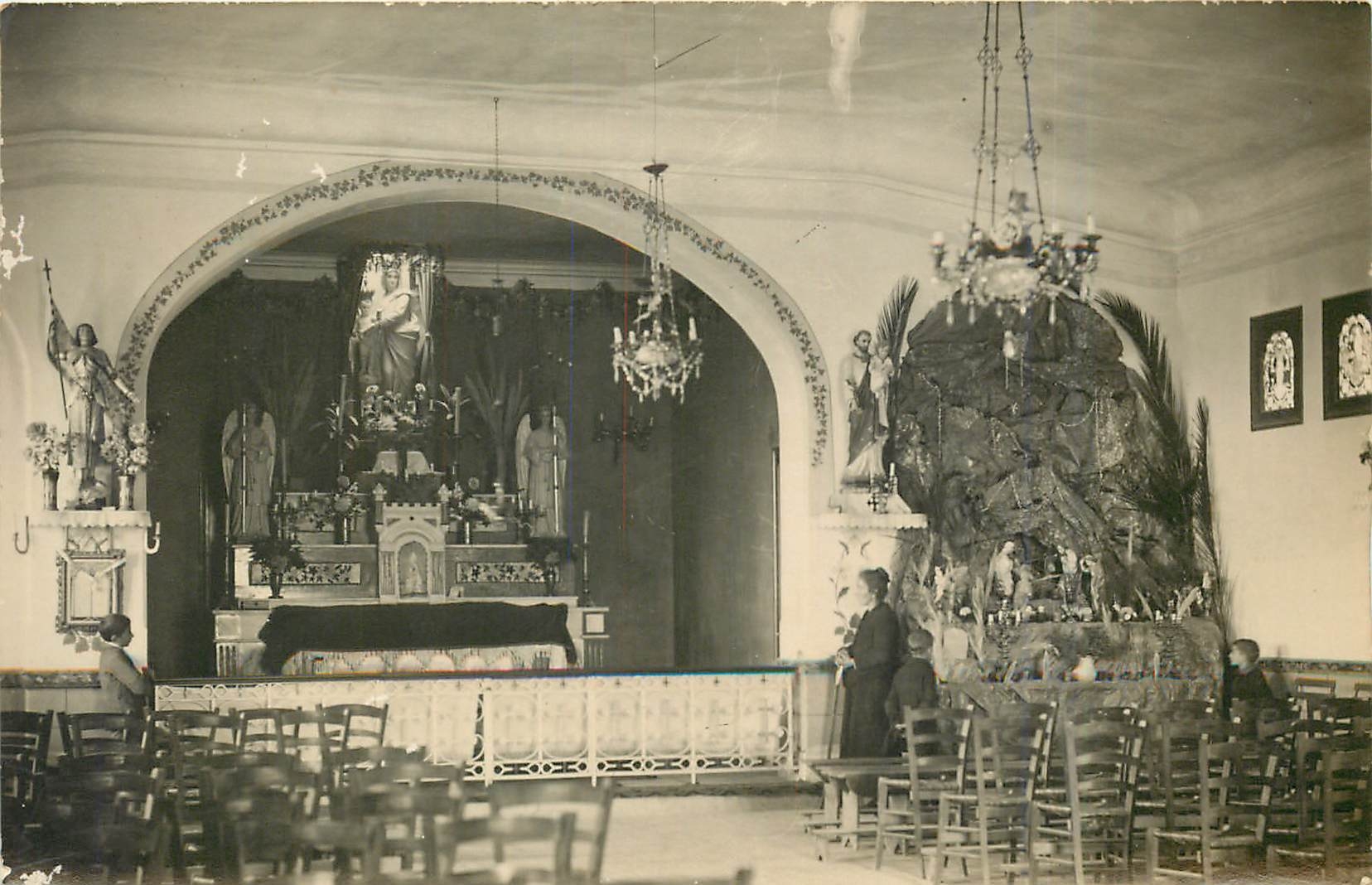 Intérieur d'une église — décorations religieuses et chandeliers — éditeur CPAPHIL
