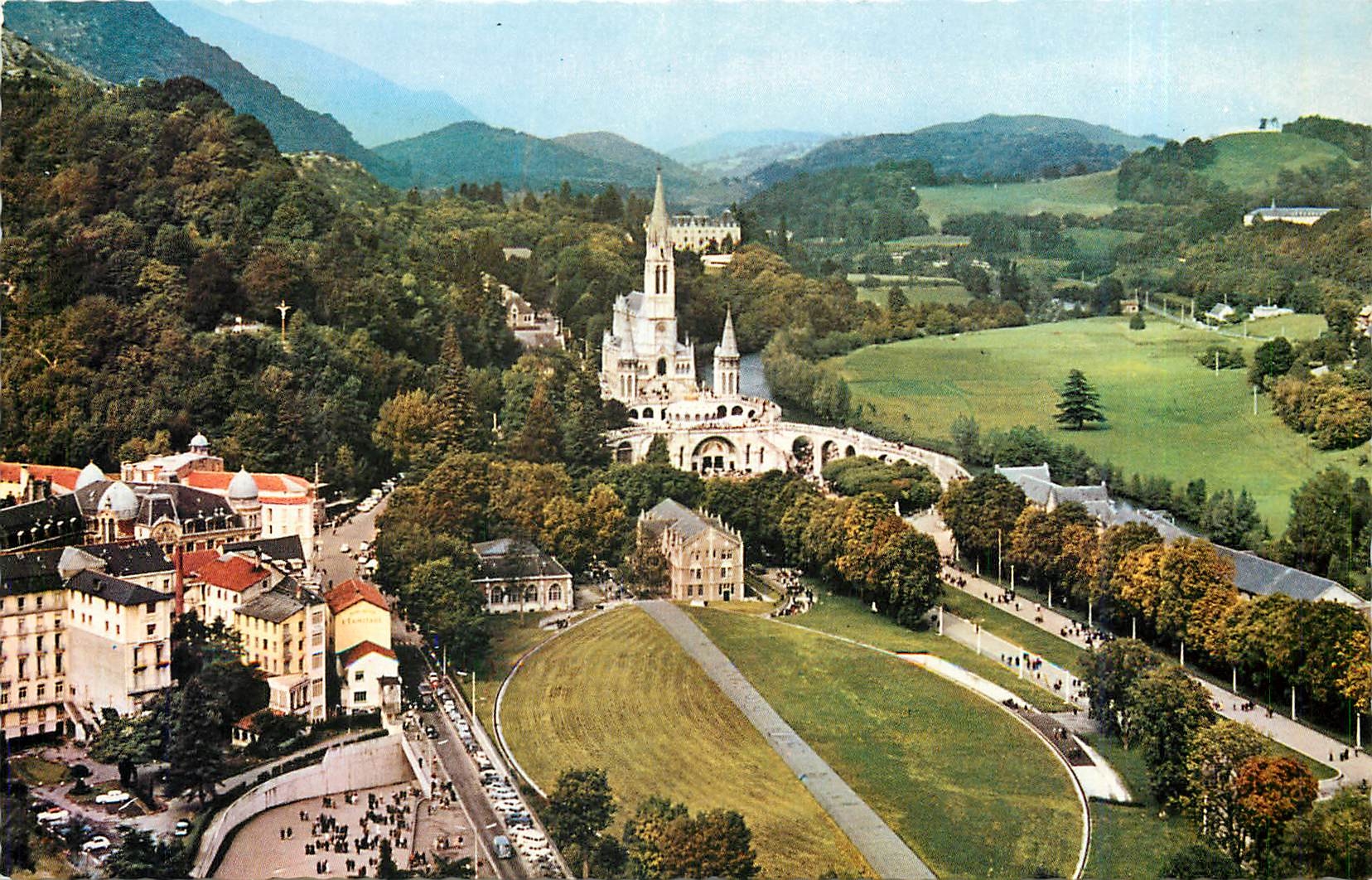 Lourdes — Vue générale des deux Basiliques — Éditions d'Arrious