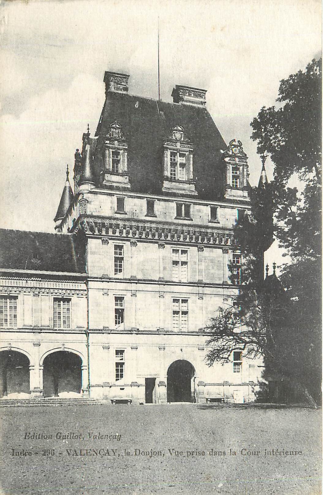 CPA VALENCAY-Le Donjon Vue prise dns la Cour Interieur
