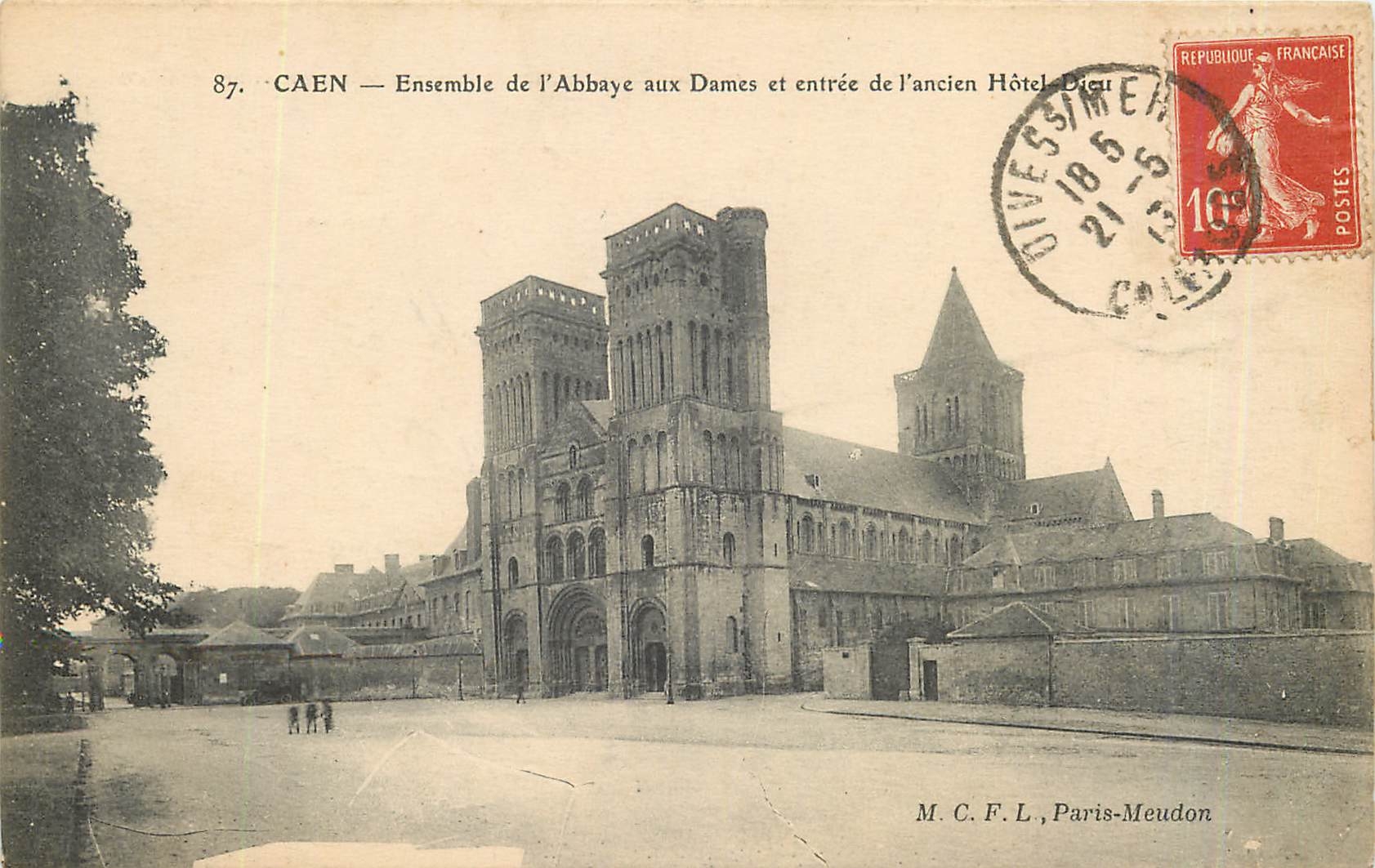 CPA CAEN-Ensemble de l'Abbaye aux dames et entrée de l'ancien Hotel Dieu