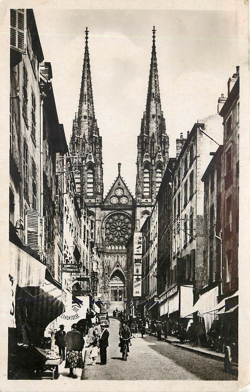 CPM CLERMONT-FERRAND-Rue des Gras