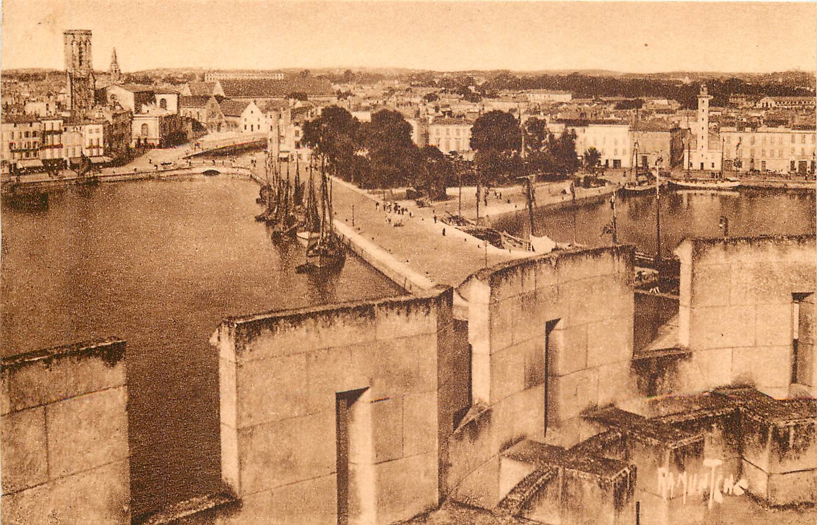 CPA LA ROCHELLE-De la Tour Saint-Nicolas(XIVes)  le Port d'echouage et le Bassin Interieur